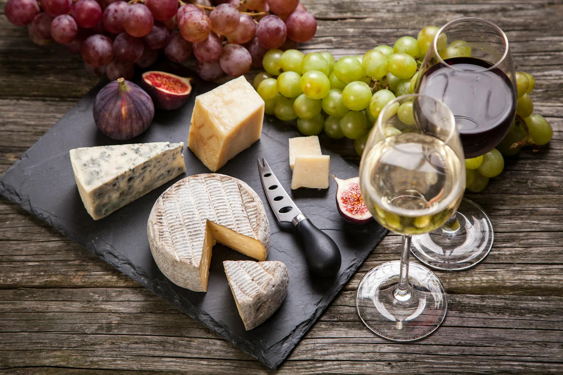 Plateau de fromages : vin rouge et vin blanc